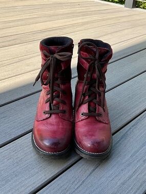 Dromedaris leather lace up boots. Size 8. Red. Good Condition. Most comfortable